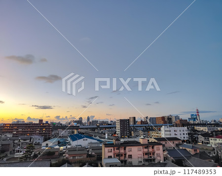 新潟市の住宅街から見る夕焼け空 117489353