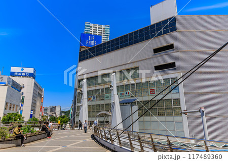 神奈川県　横須賀市　横須賀中央駅前の都市風景 117489360