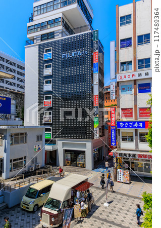 神奈川県　横須賀市　横須賀中央駅前の都市風景 117489364