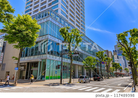 神奈川県　横須賀市　横須賀中央大通り沿いの繁華街 117489398