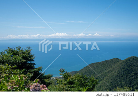 弥彦山の展望食堂から見る日本海　新潟県 117489511