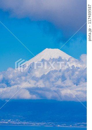 【静岡県】駿河湾雲海の向こうに富士山 117489587