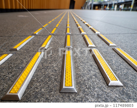 屋内歩行空間の「点字鋲」クローズアップ 117489803