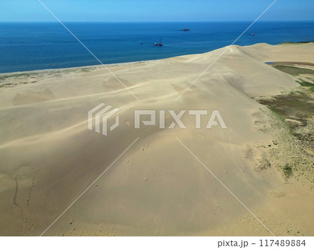 誰もいない早朝の鳥取砂丘の空撮 117489884