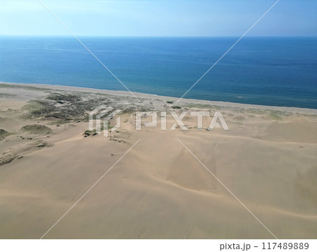 誰もいない早朝の鳥取砂丘の空撮 117489889