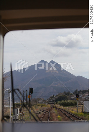 ローカル線・キハ200系気動車の車窓から見える由布岳 117490480