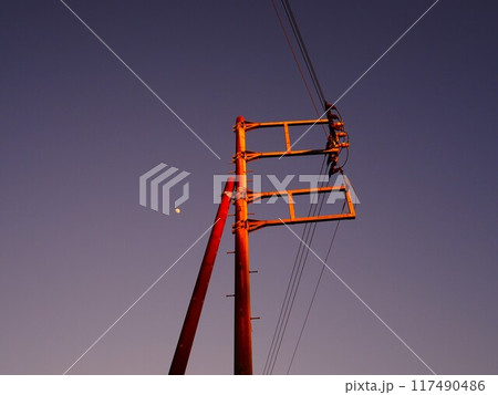 夕日を浴びる電信柱と月 夕日を浴びる電信柱と月 117490486