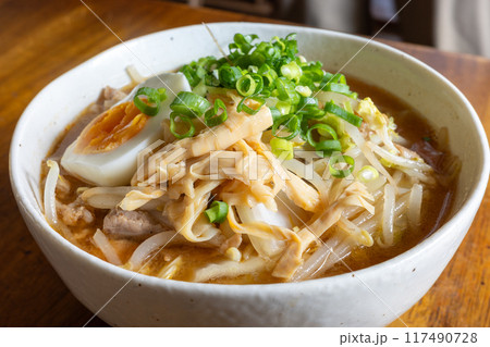 日本の野菜たっぷりのとても美味しい味噌ラーメン 117490728