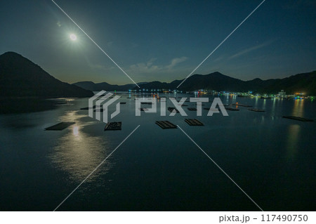 日本の岡山県備前市の頭島に浮かぶ美しい星空 117490750