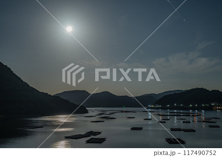 日本の岡山県備前市の頭島に浮かぶ美しい星空 日本の岡山県備前市の頭島に浮かぶ美しい星空 117490752