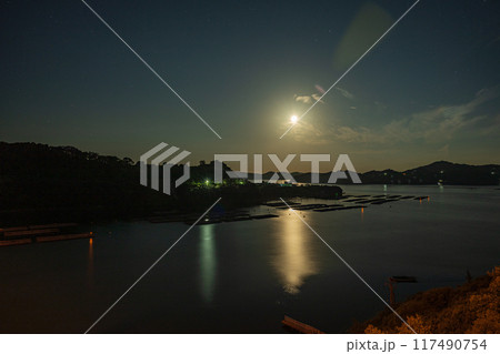 日本の岡山県備前市の頭島に浮かぶ美しい星空 日本の岡山県備前市の頭島に浮かぶ美しい星空 117490754