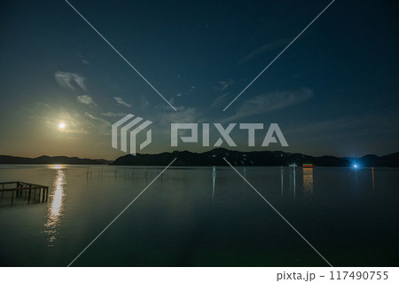 日本の岡山県備前市の頭島に浮かぶ美しい星空 117490755