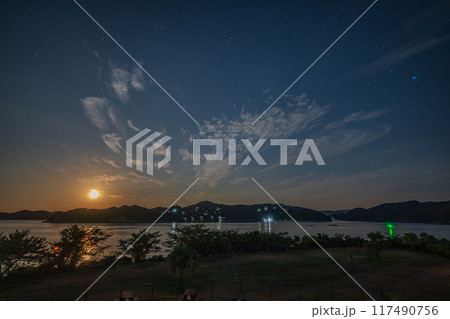 日本の岡山県備前市の頭島に浮かぶ美しい星空 117490756