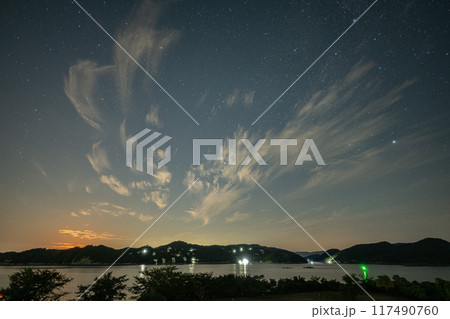日本の岡山県備前市の頭島に浮かぶ美しい星空 117490760
