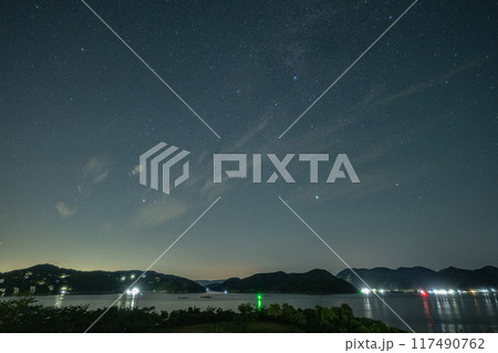 日本の岡山県備前市の頭島に浮かぶ美しい星空 117490762