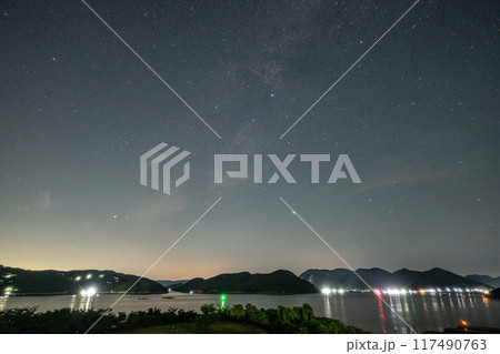 日本の岡山県備前市の頭島に浮かぶ美しい星空 日本の岡山県備前市の頭島に浮かぶ美しい星空 117490763