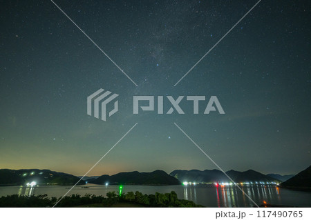日本の岡山県備前市の頭島に浮かぶ美しい星空 117490765