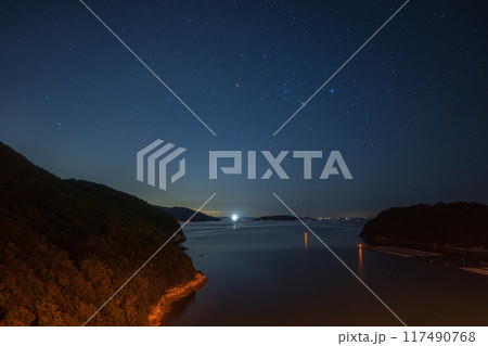 日本の岡山県備前市の頭島に浮かぶ美しい星空 117490768