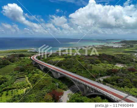 久米島の絶景が見られるつむぎ橋とてぃーだ橋をドローンで空撮 久米島の絶景が見られるつむぎ橋とてぃーだ橋をドローンで空撮 117490849