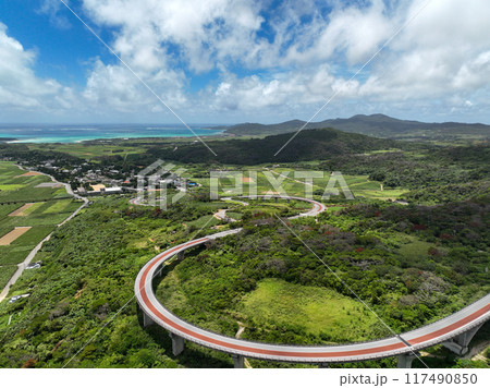 久米島の絶景が見られるつむぎ橋とてぃーだ橋をドローンで空撮 117490850