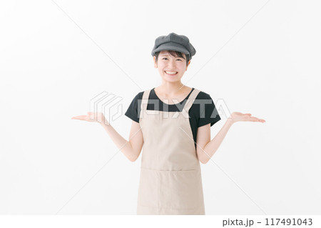 笑顔のカフェスタッフ 117491043