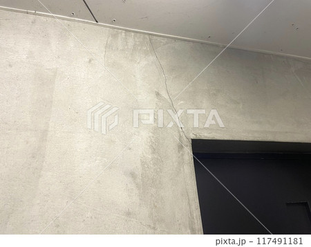 鉄筋コンクリート(RC造)の壁にクラック 鉄筋コンクリート(RC造)の壁にクラック 117491181