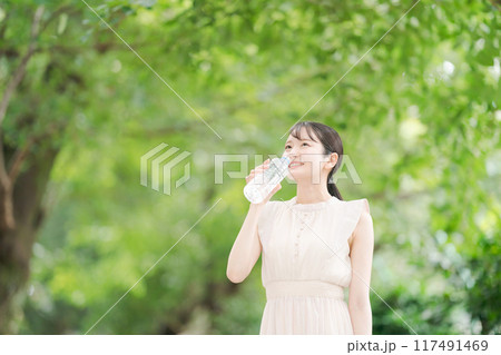 ペットボトルの水を持つ女性 ペットボトルの水を持つ女性 117491469