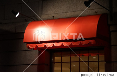 ライトアップされた赤い屋根 117491708