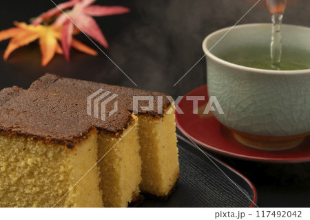 カステラ　お茶を注ぐ　カステラと緑茶 117492042