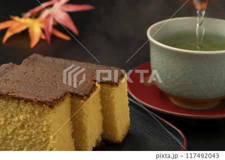 カステラ お茶を注ぐ カステラと緑茶 カステラ お茶を注ぐ カステラと緑茶 117492043