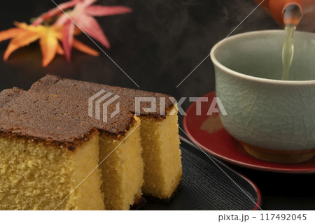 カステラ　お茶を注ぐ　カステラと緑茶 117492045