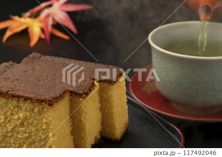 カステラ　お茶を注ぐ　カステラと緑茶 117492046