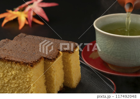 カステラ お茶を注ぐ カステラと緑茶 カステラ お茶を注ぐ カステラと緑茶 117492048