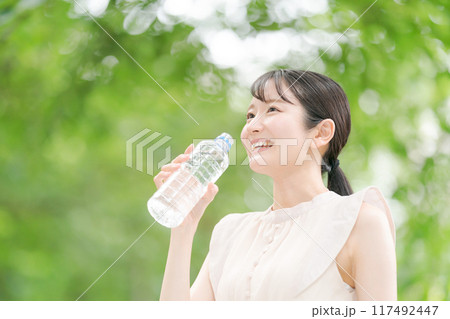 ペットボトルの水を飲む女性 ペットボトルの水を飲む女性 117492447