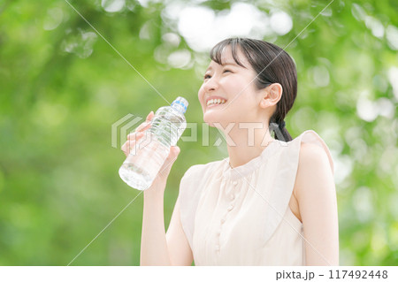 ペットボトルの水を飲む女性 ペットボトルの水を飲む女性 117492448