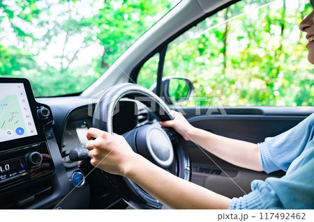 車を運転中の女性 ドライブに行く女性 車を運転中の女性 ドライブに行く女性 117492462