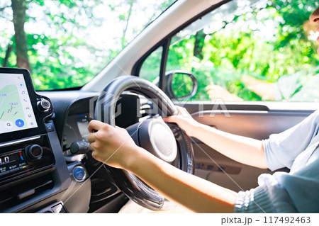 車を運転中の女性　ドライブに行く女性 117492463