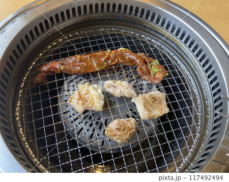 ロースターで焼くホルモン 117492494