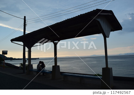 ロマンチックなひとときを過ごす下灘駅の夕暮れ ロマンチックなひとときを過ごす下灘駅の夕暮れ 117492567