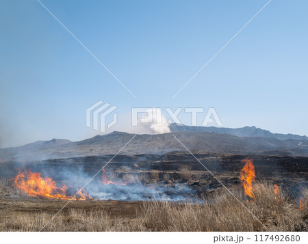 噴火する阿蘇山の野焼き 117492680