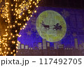 クリスマスの夜の街を飛ぶトナカイ 117492705