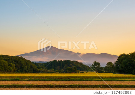 夕暮れの鳥海山 夕暮れの鳥海山 117492898