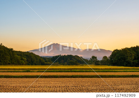 夕暮れの鳥海山 夕暮れの鳥海山 117492909