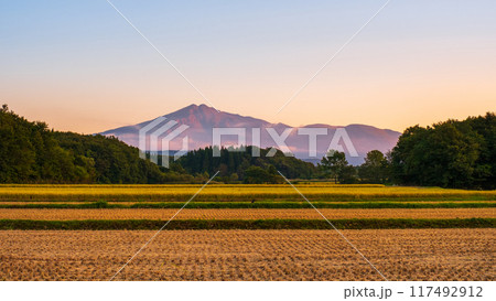 夕暮れの鳥海山 117492912