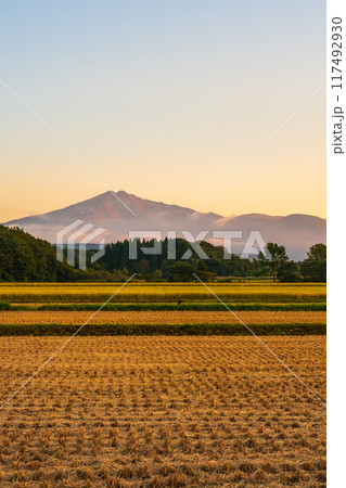 夕暮れの鳥海山 夕暮れの鳥海山 117492930