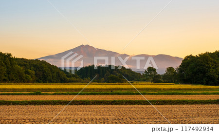夕暮れの鳥海山 夕暮れの鳥海山 117492934