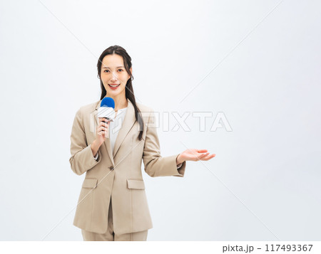 マイクを持ってテレビ中継する女性アナウンサー　レポーター 117493367