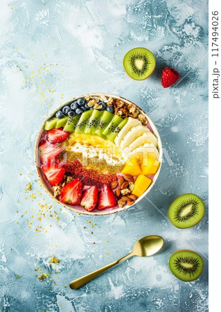 アサイーボウルに盛り付けられた様々な熱帯フルーツとベリー アサイーボウルに盛り付けられた様々な熱帯フルーツとベリー 117494026