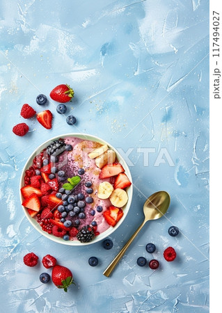 アサイーボウルに盛り付けられた様々な熱帯フルーツとベリー 117494027