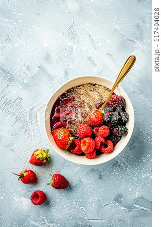 アサイーボウルに盛り付けられた様々な熱帯フルーツとベリー アサイーボウルに盛り付けられた様々な熱帯フルーツとベリー 117494028